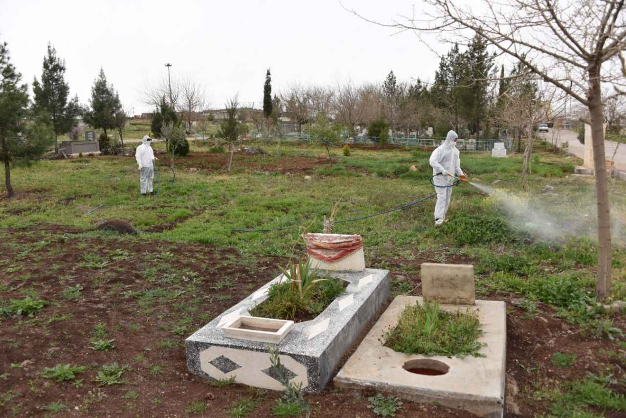 Siverek’te mezarlıklar yabani otlardan temizlendi