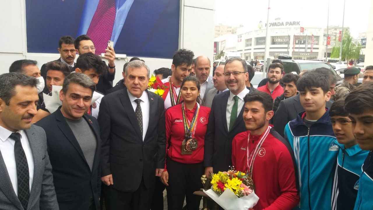 Bakan Kasapoğlu, Urfalı şampiyonları tebrik etti