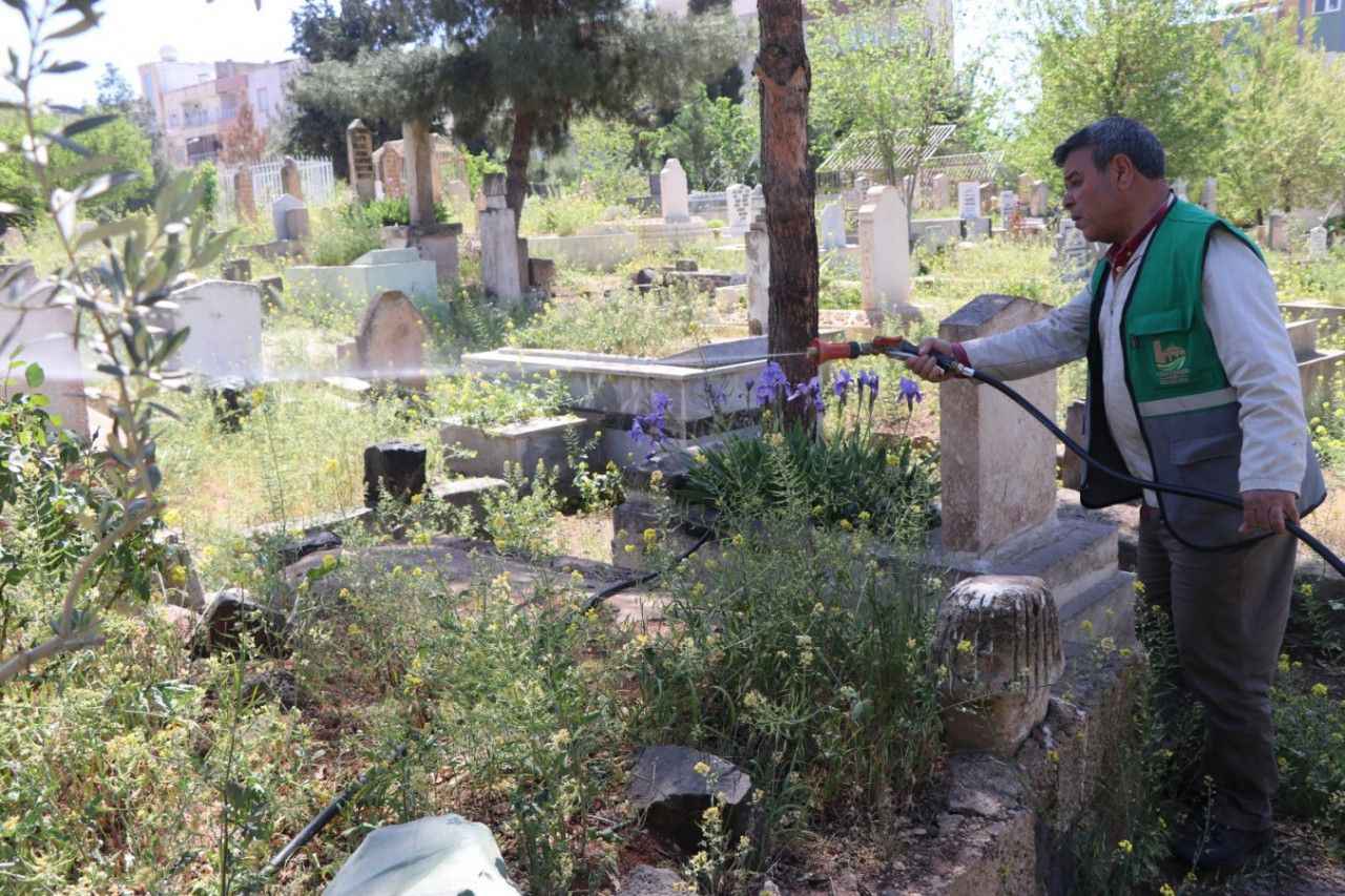Viranşehir’de bayram öncesi mezarlıklar temizleniyor