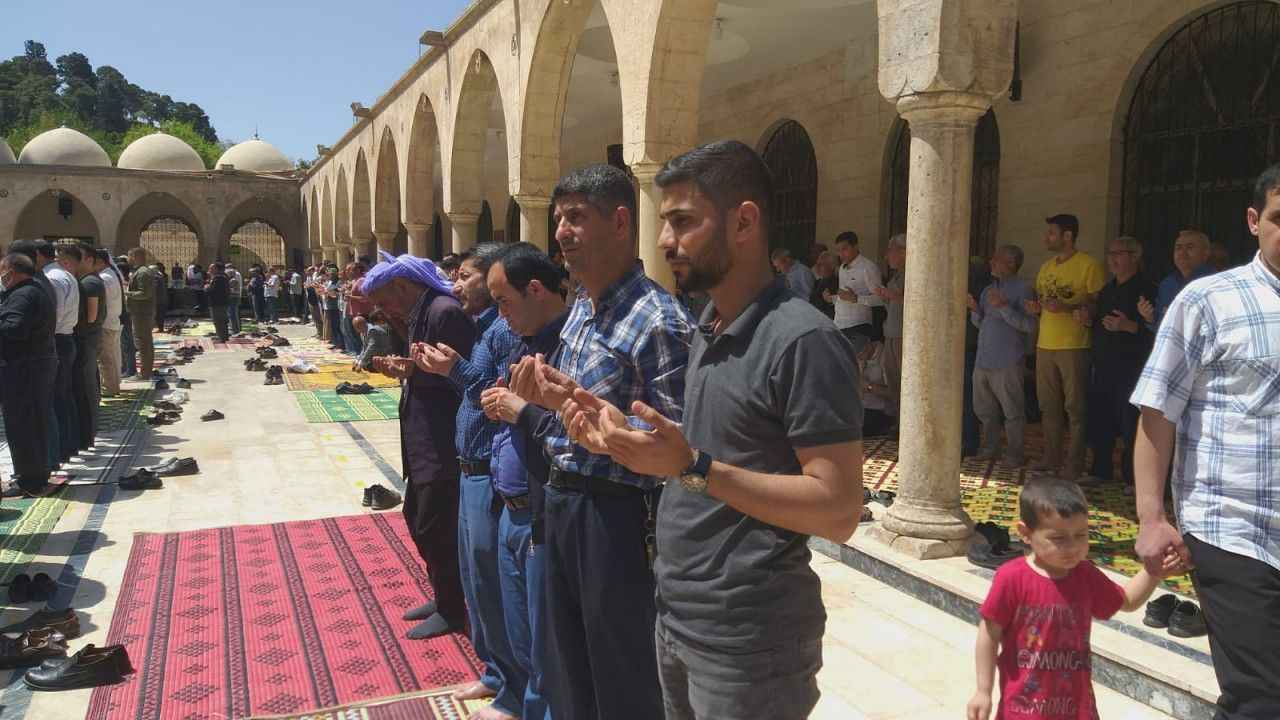 Urfa'da camilerde cuma namazı sonrası yağmur duası yapıldı