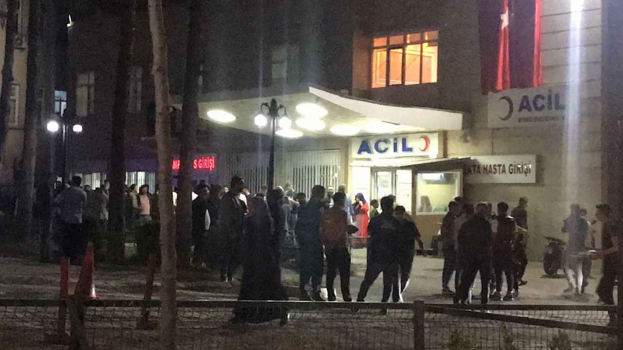Urfa'da kıraathanede silahlı kavga! Aileler hastaneye akın etti