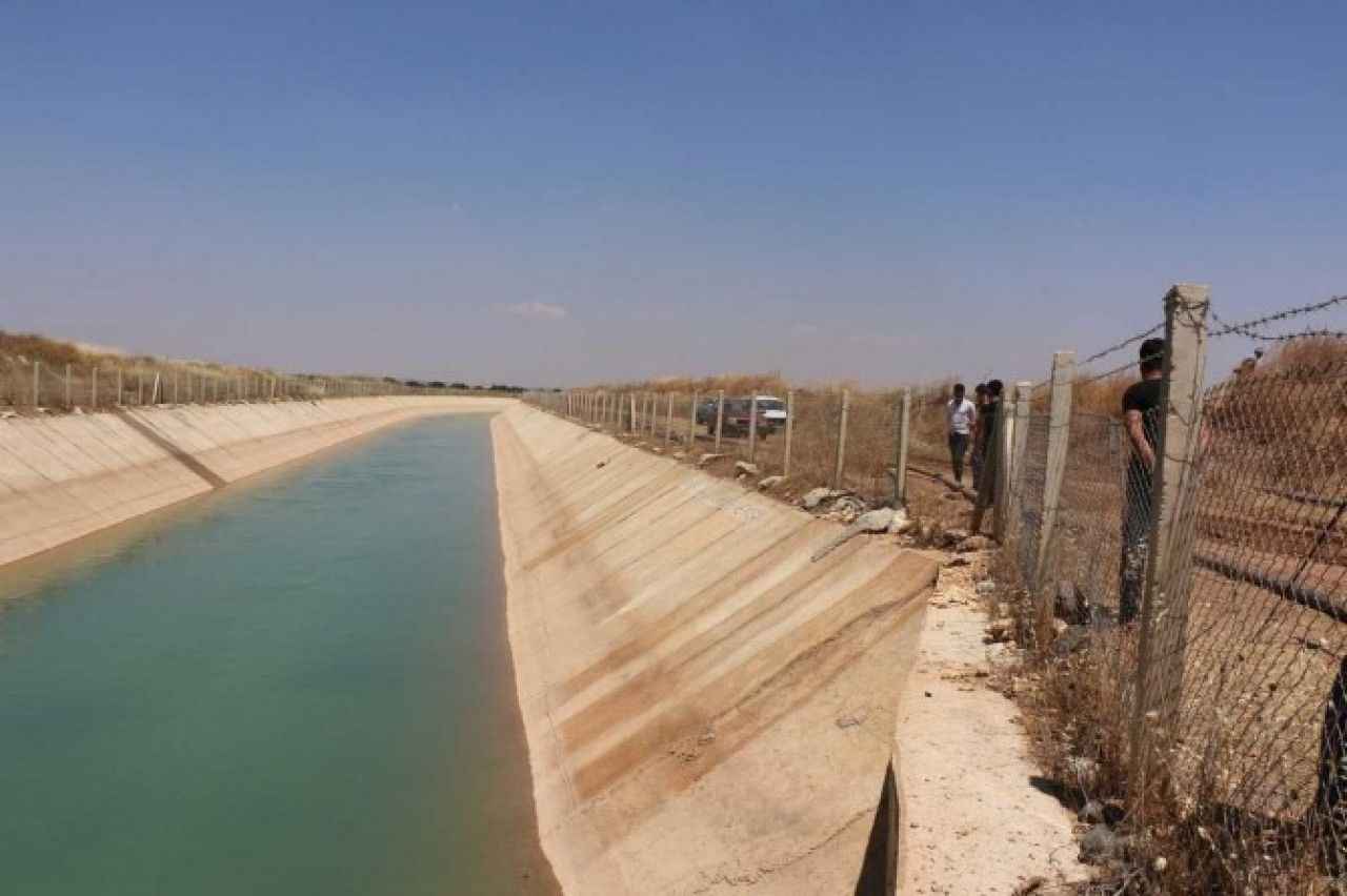 Urfa'da bir araç sulama kanalına uçtu! - EK