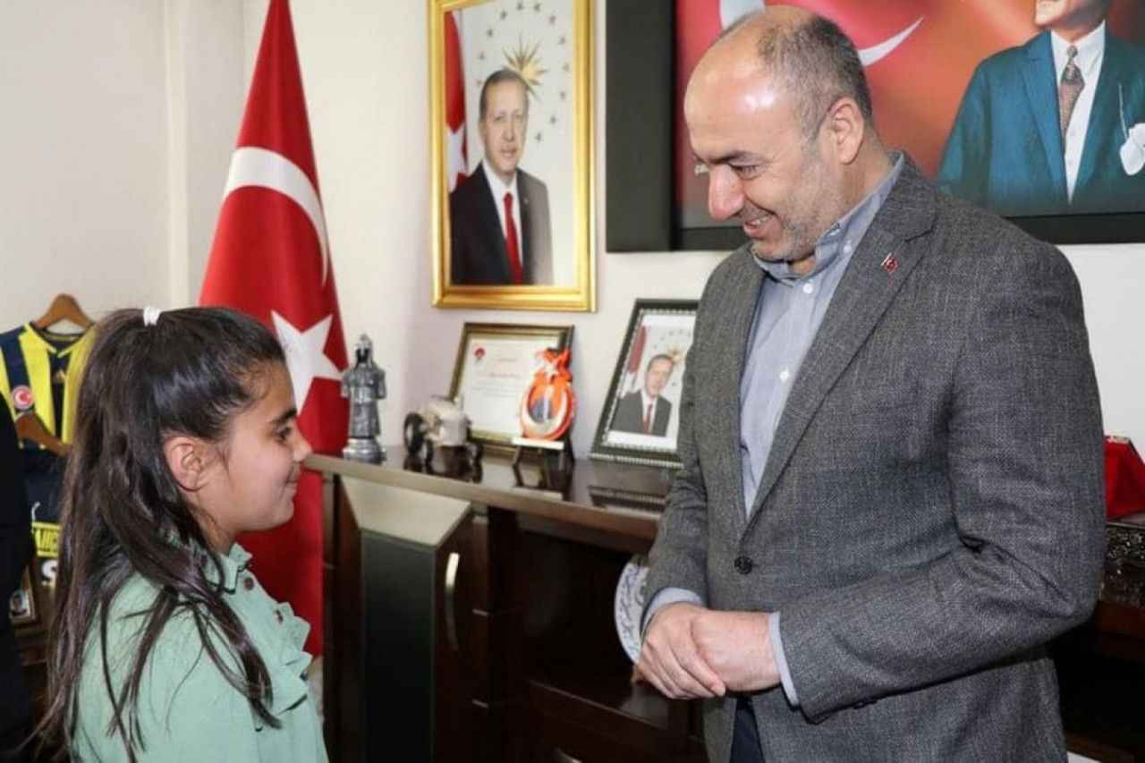 Başkan Aksoy koltuğunu Elif'e devretti