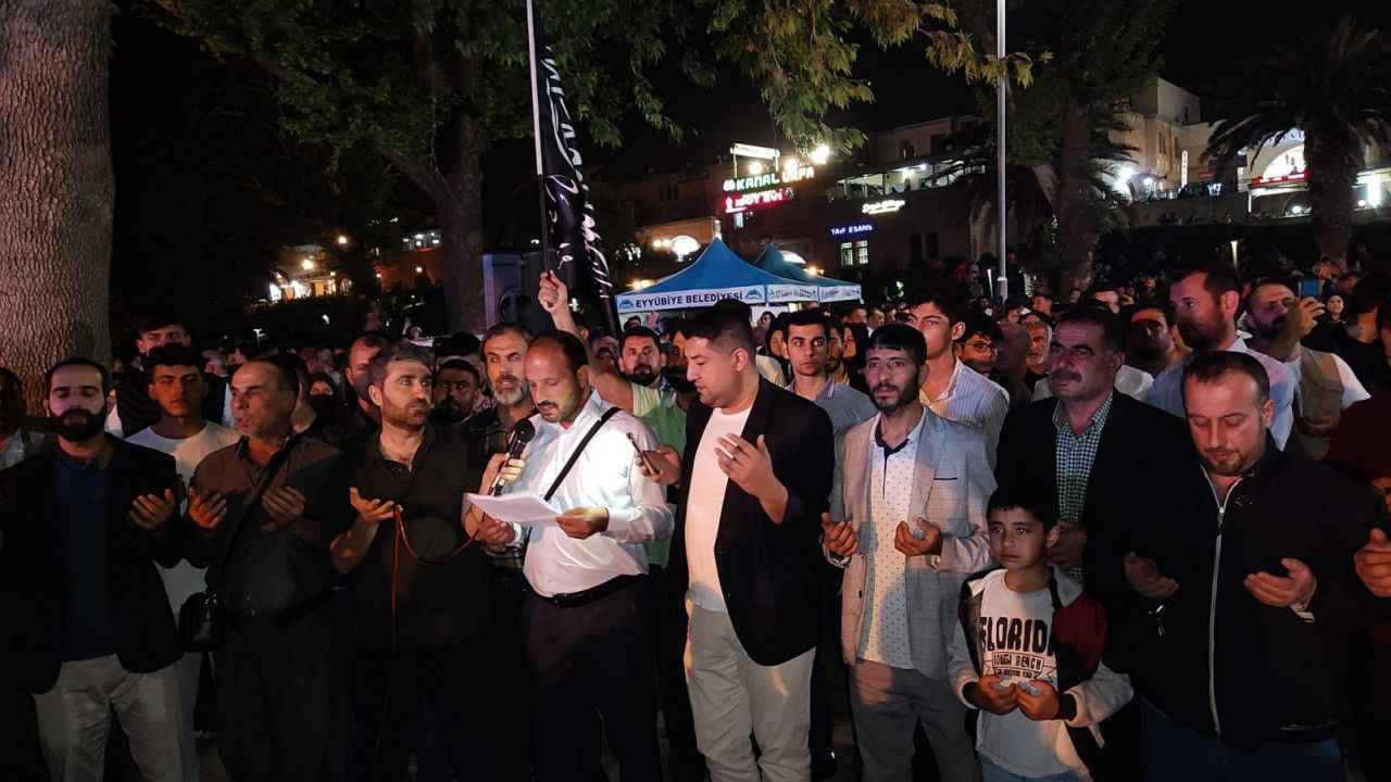 Urfa’da Kadir Gecesi’nde siyah tehvid bayraklı açıklama