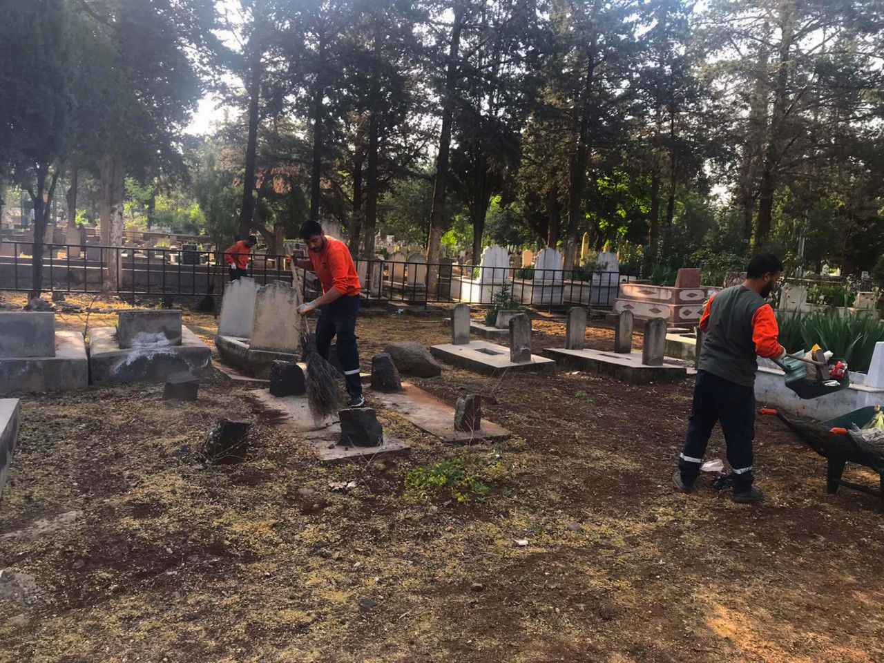 Siverek’te bayram öncesi mezarlıklar temizlendi