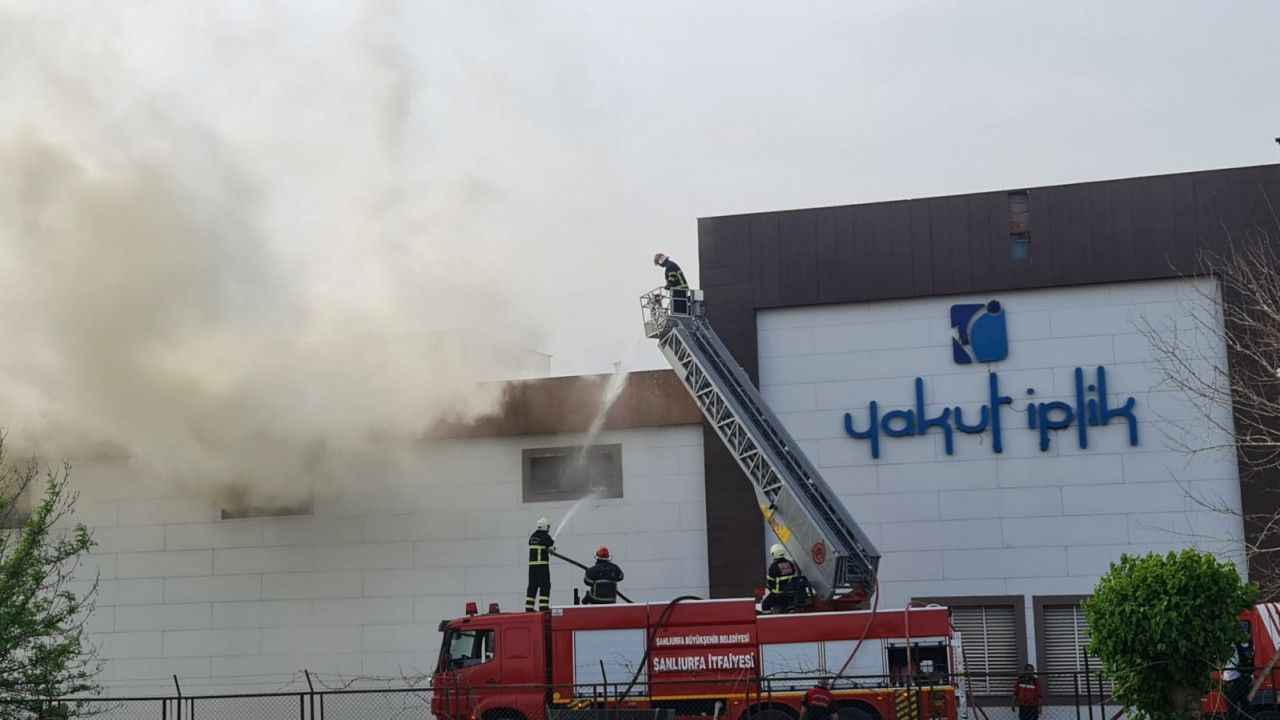 Şanlıurfa'da iplik fabrikasında yangın! İtfaiye ekipleri dumandan etkilendi