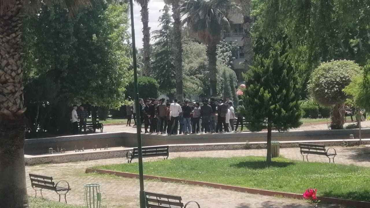 Urfa’da parkta kalabalık öğrenci grubu bir arkadaşlarını darp etti