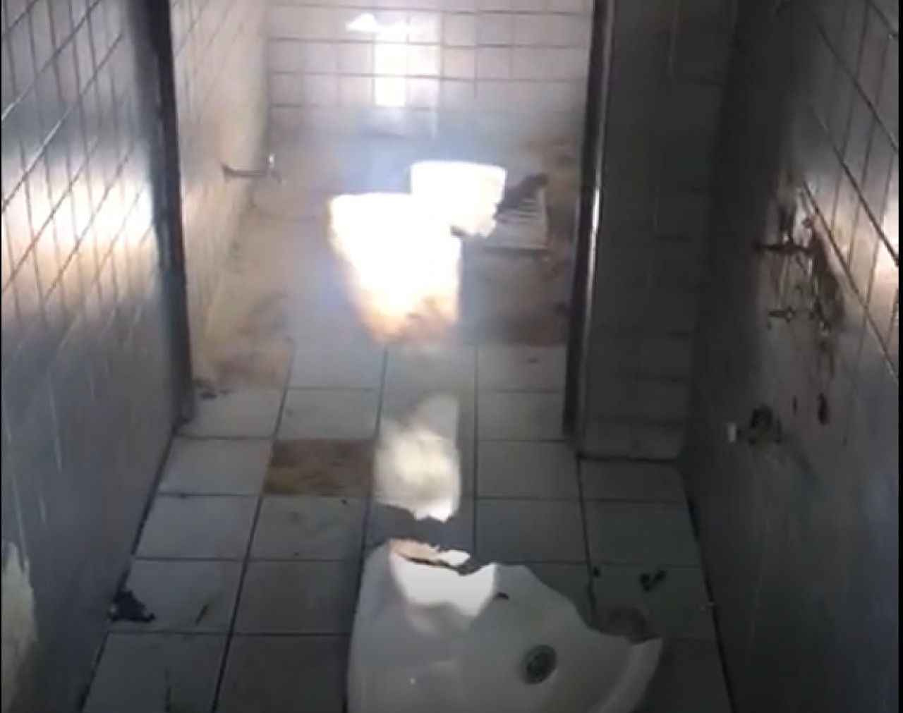 Turist kaynayan bölgedeki tuvalet harabe halde