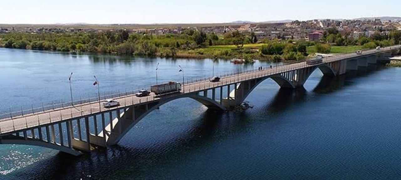 Birecik'te Suriyeli şahıs köprüden Fırat Nehri'ne atlayarak intihar etti
