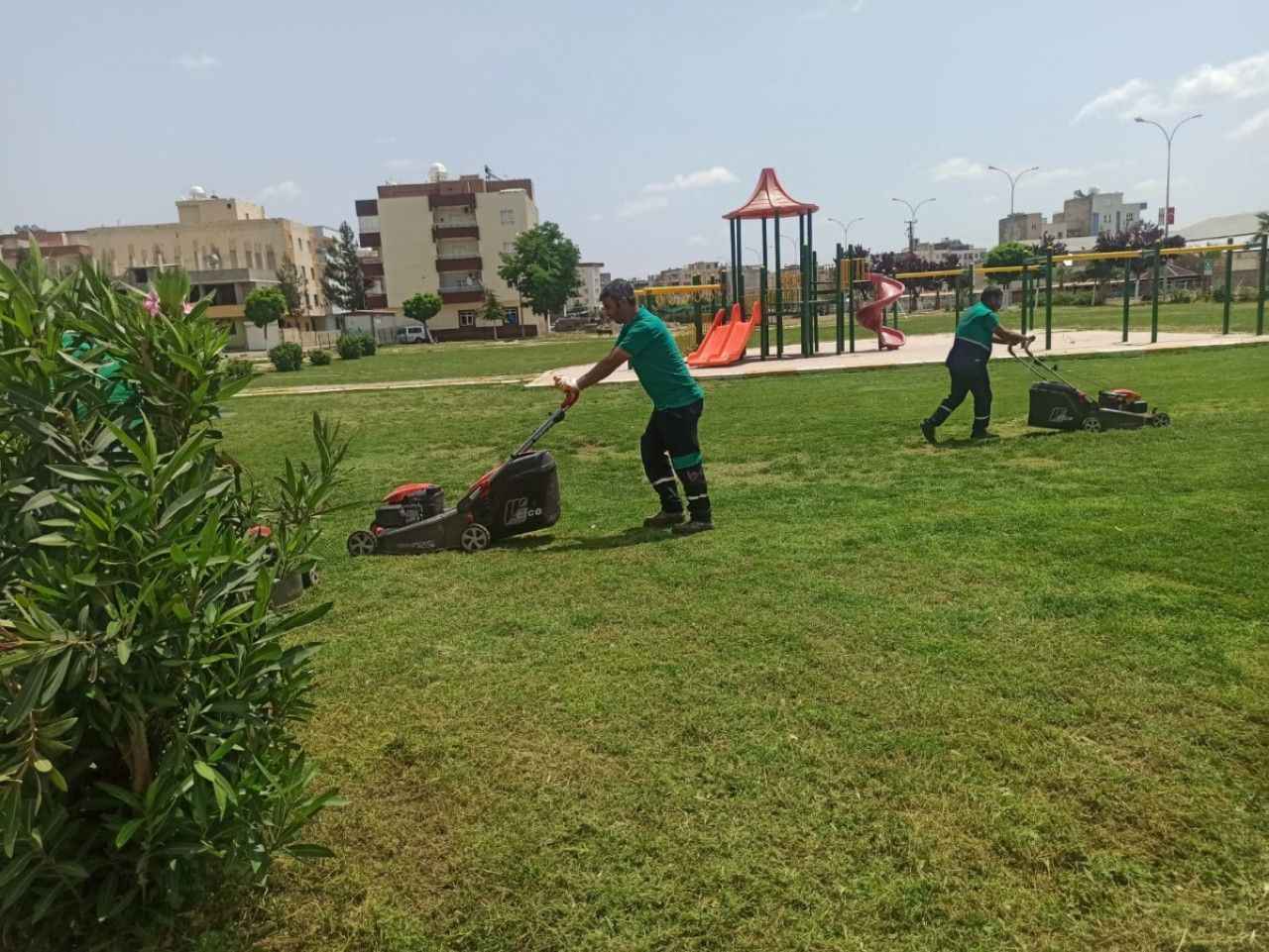 Viranşehir’de belediye ekipleri yaz öncesi parklarda çalışma yaptı