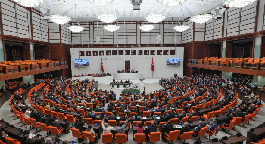 AK Parti torba yasayı TBMM'ye sundu: Emekliye bayram ikramiyesi, doğum yardımı, para cezaları...