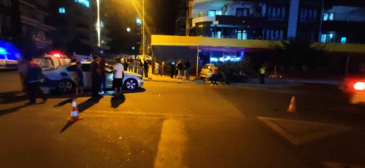 Urfa'da kaza! Araba markete çarptı
