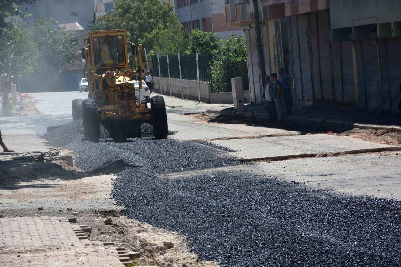 Siverek’te tahrip olan yollar sıcak asfaltla onarılıyor