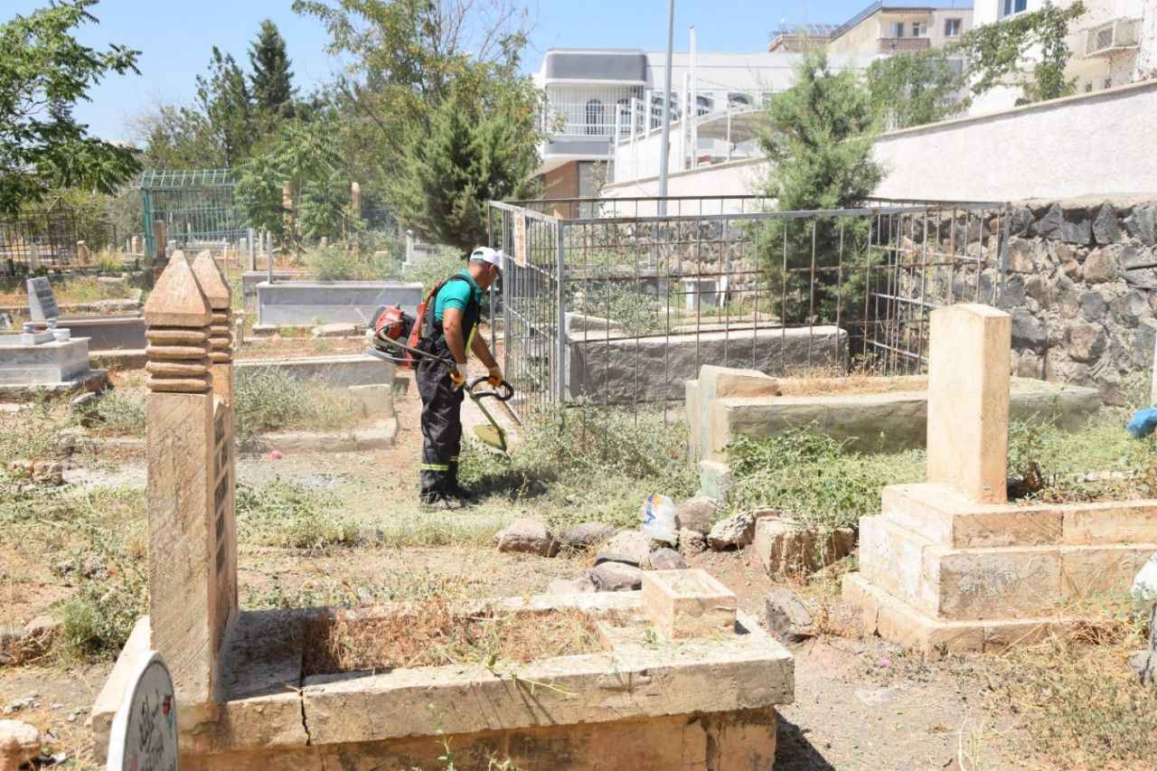 Viranşehir’de bayram öncesi mezarlıklar temizlendi