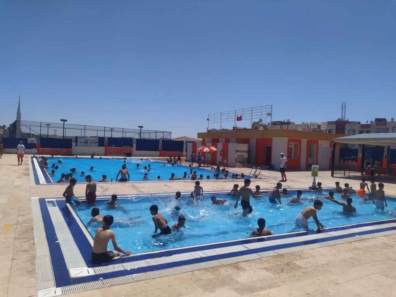 Urfa’da yüzme havuzları gençlerin uğrak noktası oluyor