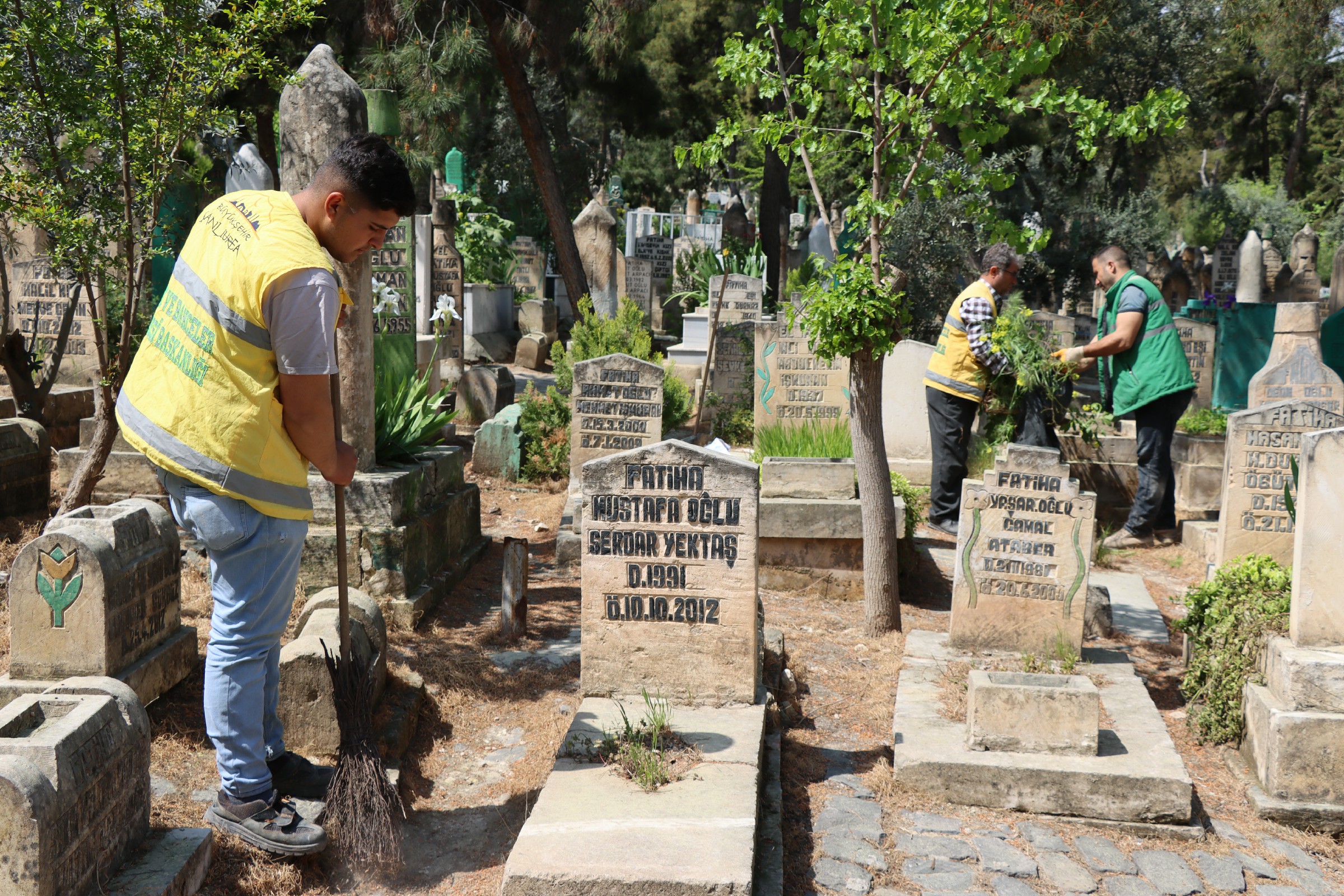Şanlıurfa’da bayram öncesi mezarlıklarda temizlik