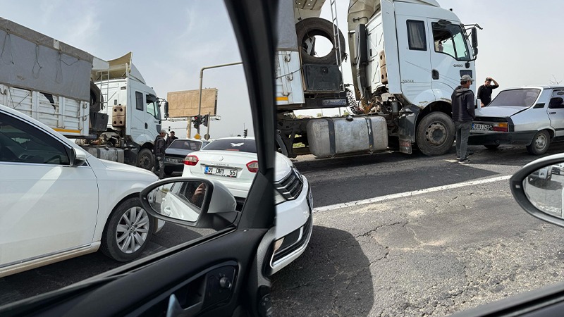 Şanlıurfa'da kırmızı ışıkta bekleyen araca tır çarptı