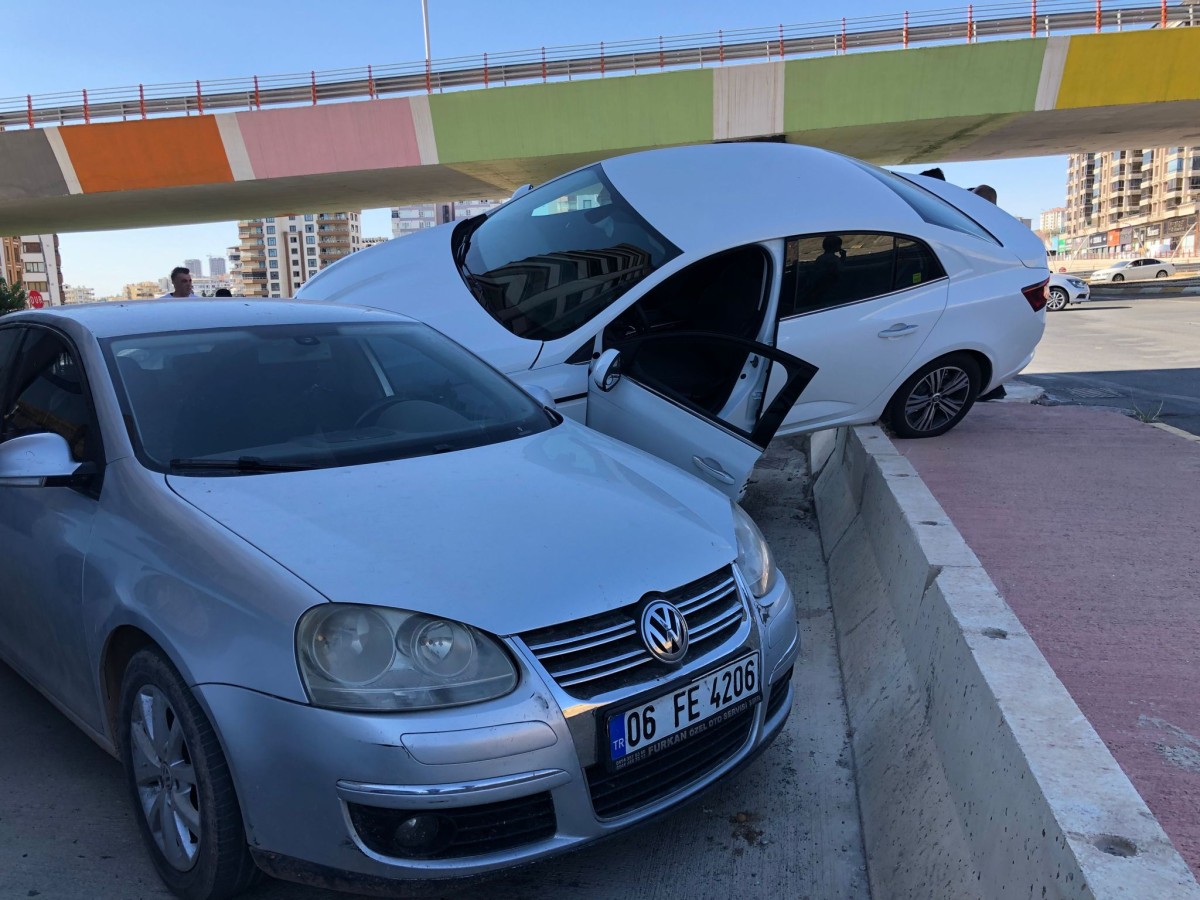 Urfa'da Hızını Alamayan Otomobil Park Halindeki Araçların Üzerine Uçtu