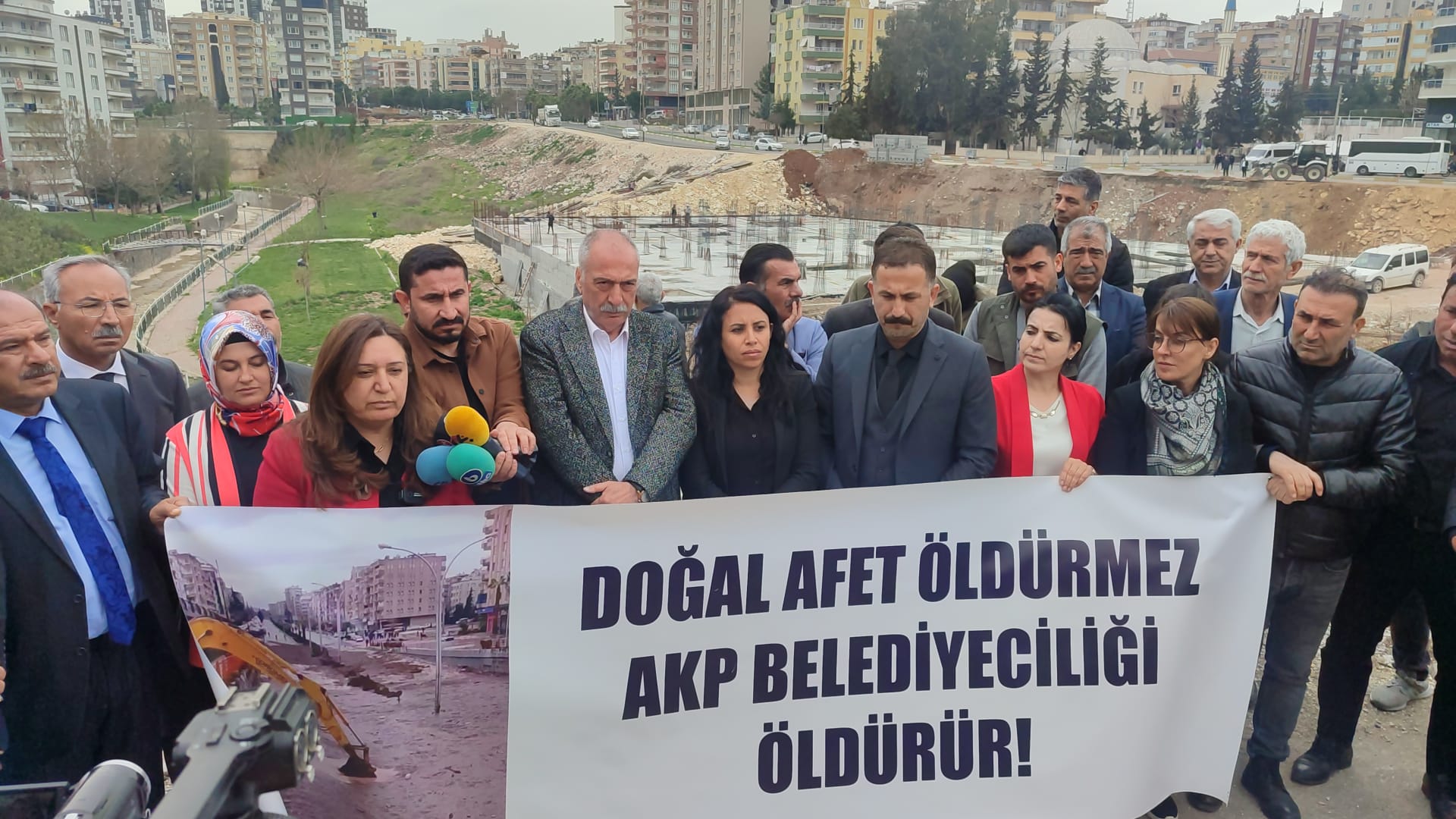 Urfa’daki sel felaketinin yıl dönümünde DEM Parti'den sert eleştiriler:  "Ranta doymuyorlar, ne dağ ne dere bıraktılar!"