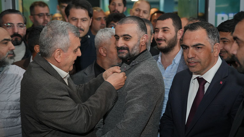 Yeniden Refah’tan ayrılan gruba AK Parti rozetlerini Başkan Beyazgül taktı