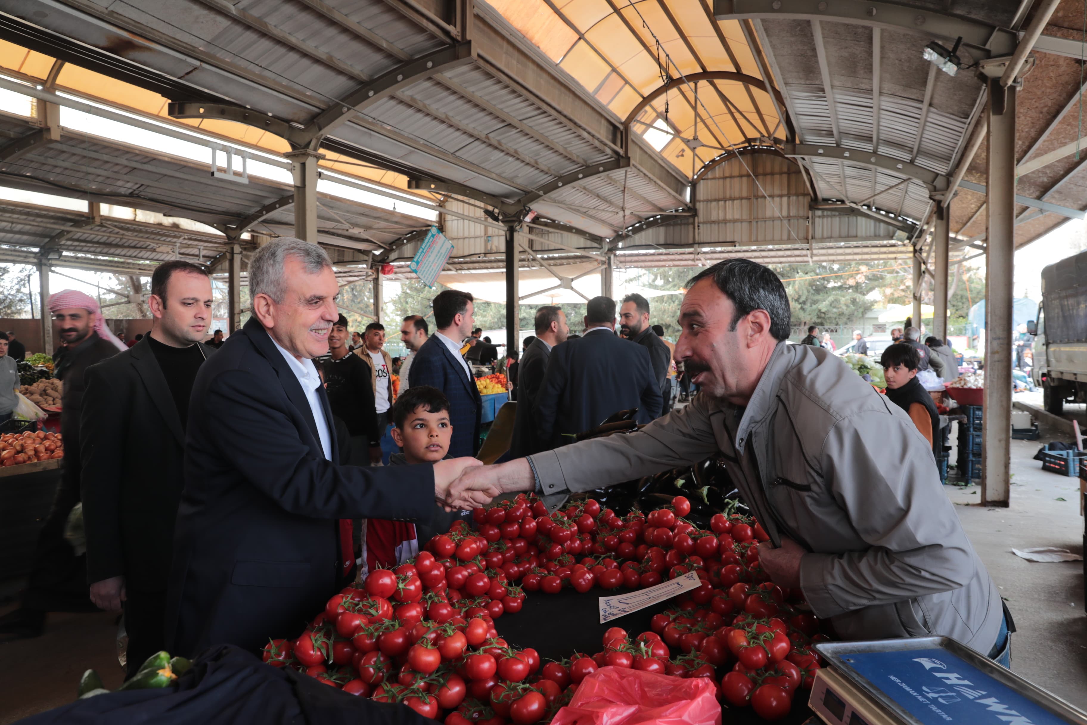 Başkan Beyazgül esnaf ve vatandaşlarla iç içe