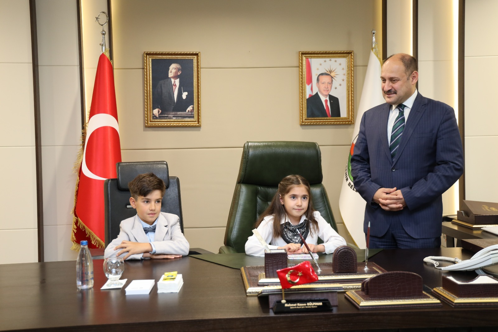 Başkan Gülpınar, 23 Nisan’da koltuğunu minik öğrencilere devretti