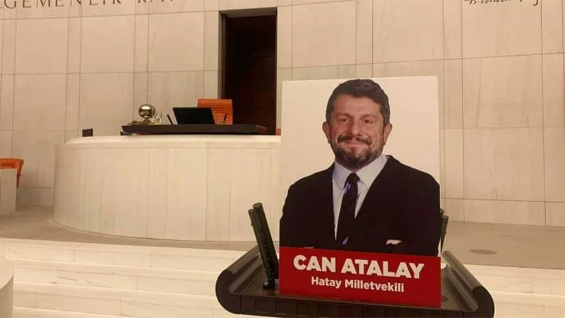 TİP Hatay Milletvekili Can Atalay'ın Milletvekilliği düşürüldü! Kararı okuyan Urfa vekiline kitapçık fırlatıldı