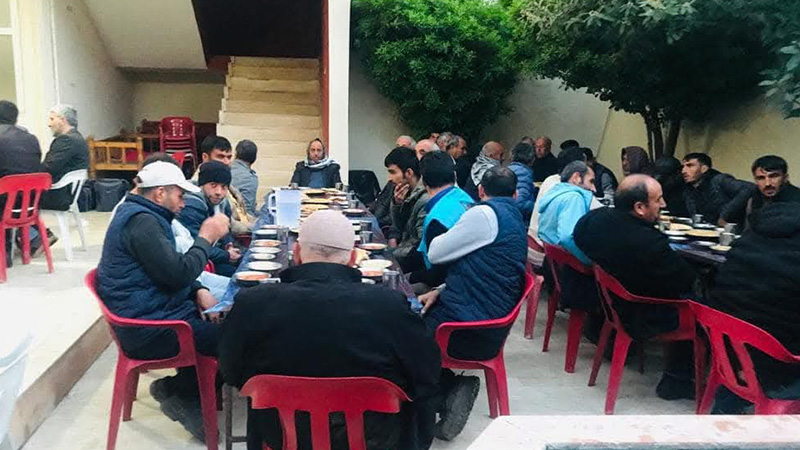 Şanlıurfa'da böyle başka bir iftar sofrası yok! Evini açıyor