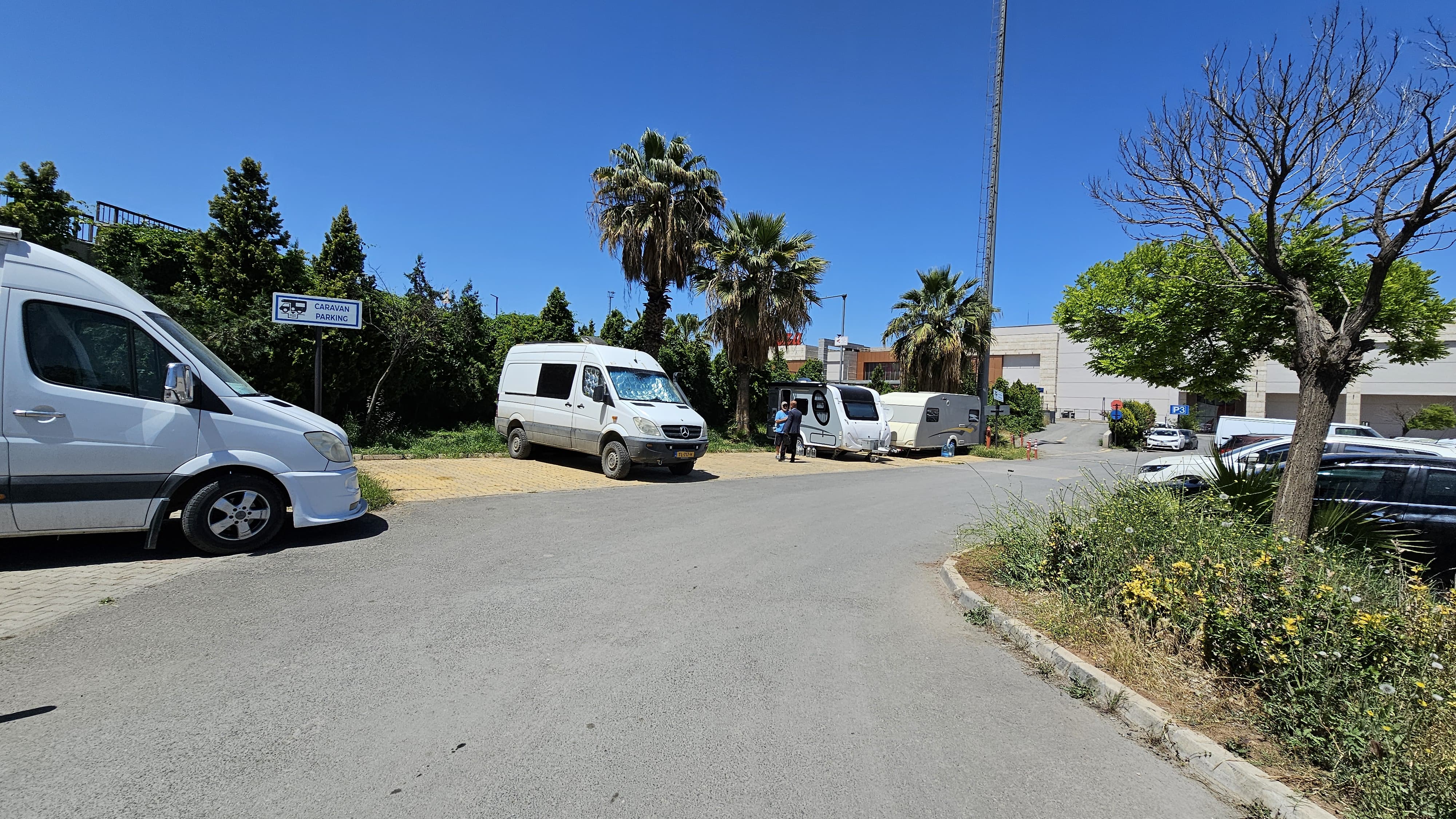 Bu ayıp da bize yeter! Şanlıurfa’ya gelip otoparkta konaklıyorlar