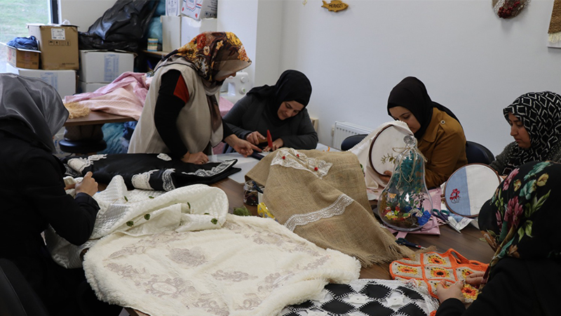 Şanlıurfa'da kadınlar el emeğiyle aile ekonomisine katkı sağlıyor