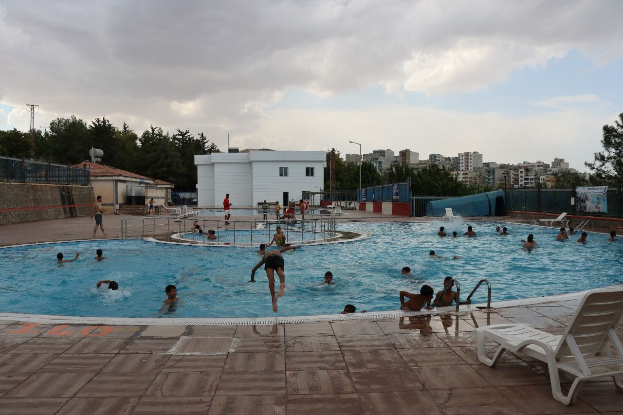 Eyyübiyeli gençler Büyükşehir’in havuzlarında serinliyor