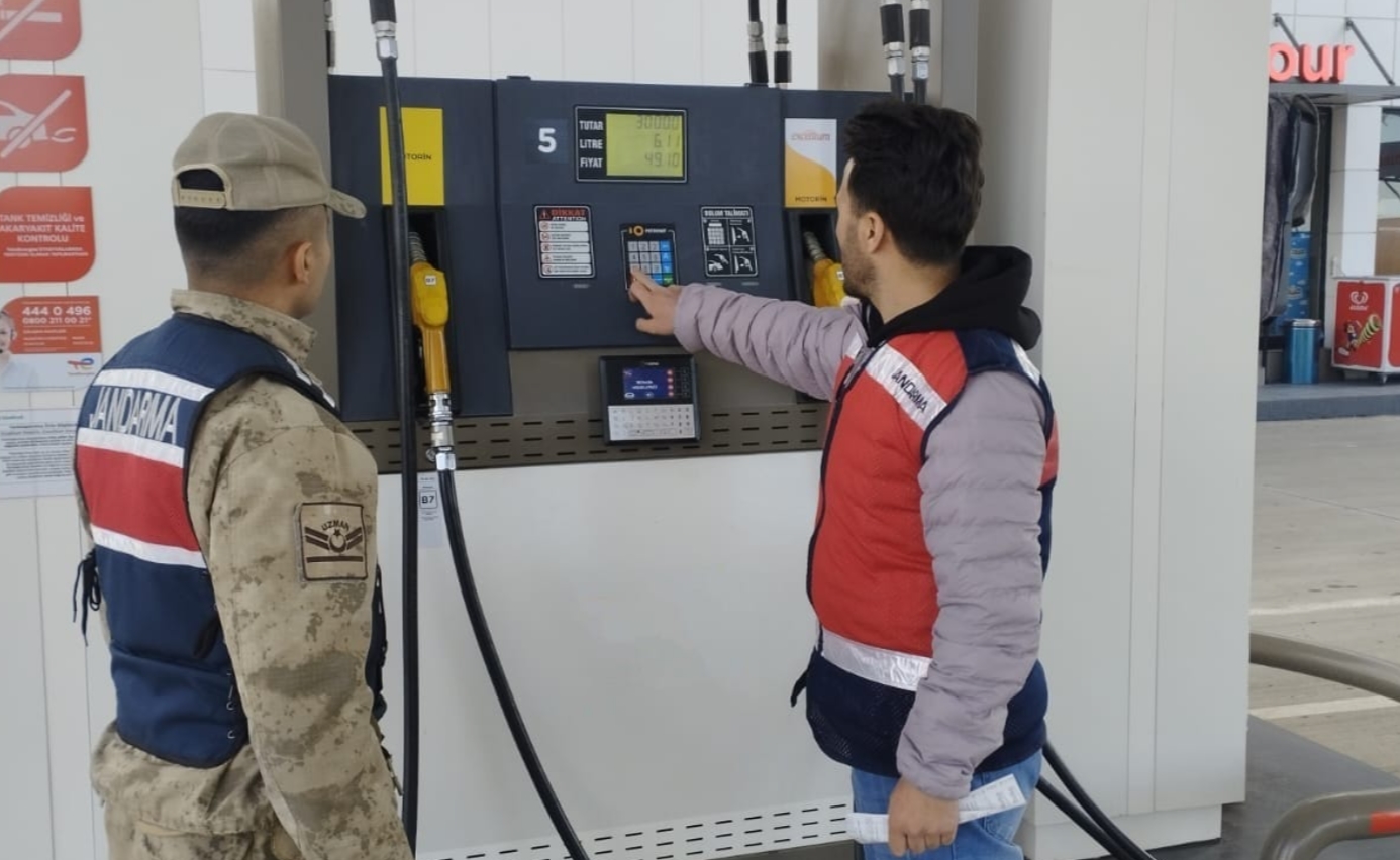 Şanlıurfa'da jandarmadan akaryakıt istasyonlarına denetim! Tek tek incelendi