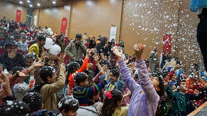 Karaköprü’de çocuklar masal, kar şöleni ve müzikle eğleniyor