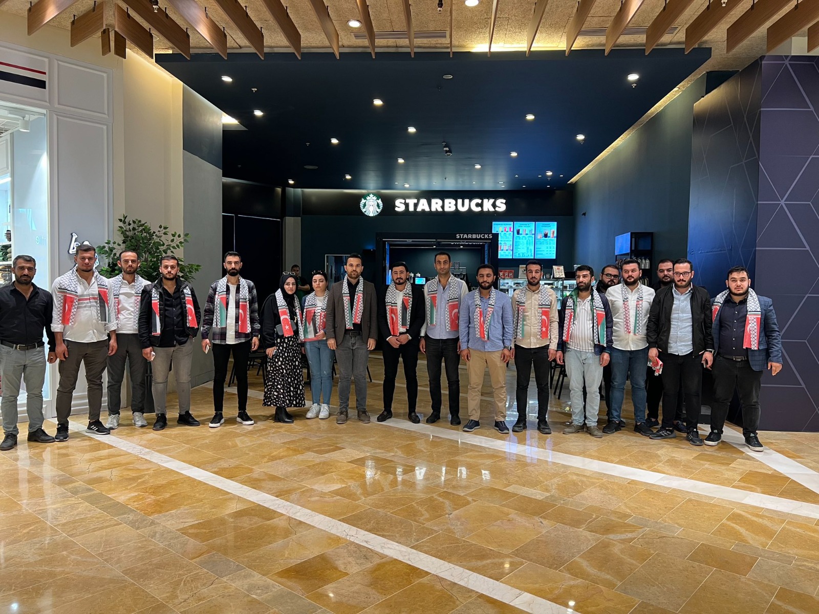 Urfa’da Starbucks’ta eylem  Filistin bayraklı atkılarla oturdular