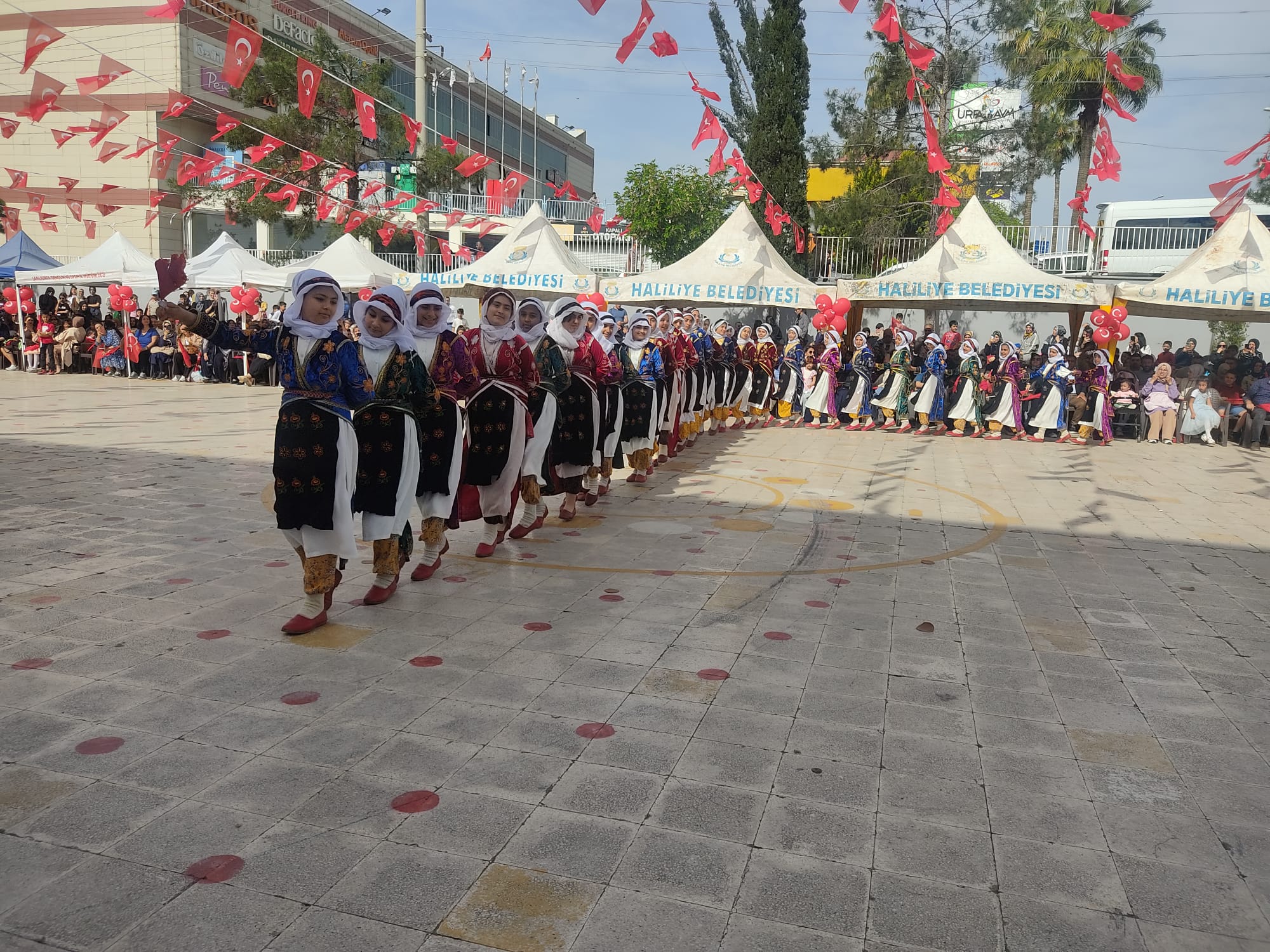 Şanlıurfa’da çocuklar 23 Nisan’ı horon ve halayla kutladı