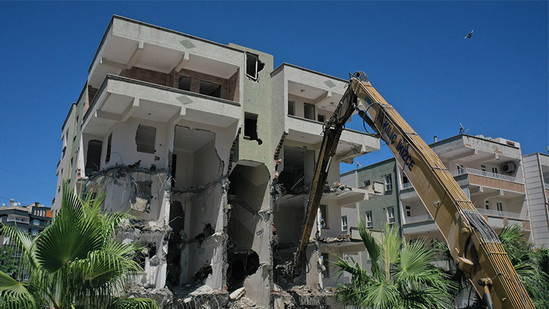 Depremde yıkılan apartmanının statik proje müellifi tutuklandı