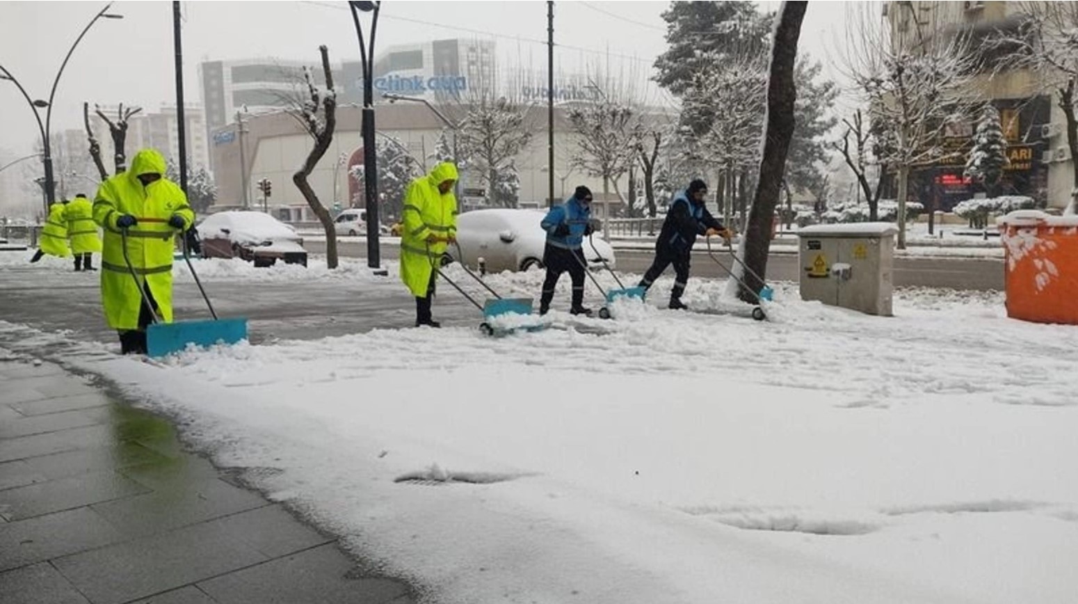 Diyarbakır ve Gaziantep’te kar Şanlurfa’da bahar!