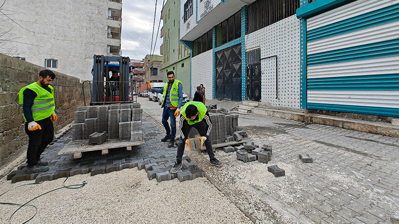 Eyyübiye'de 20 ekip deforme olan yolları yeniliyor