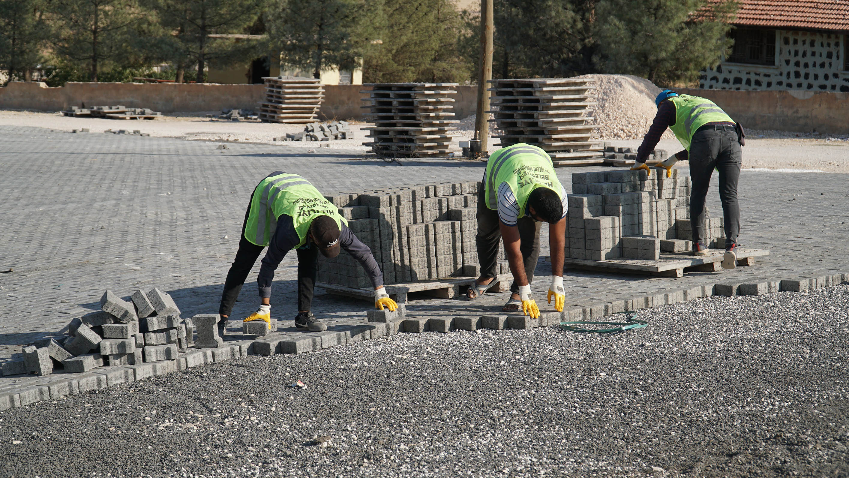 Haliliye’de kilitli beton parke çalışmaları sürüyor