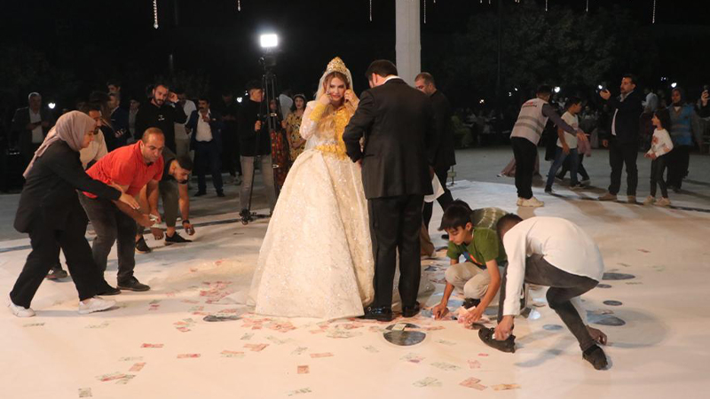 Türkiye Urfa’da yapılan bu düğünü konuşuyor:  Gelin ve damada takılanlar dudak uçuklattı