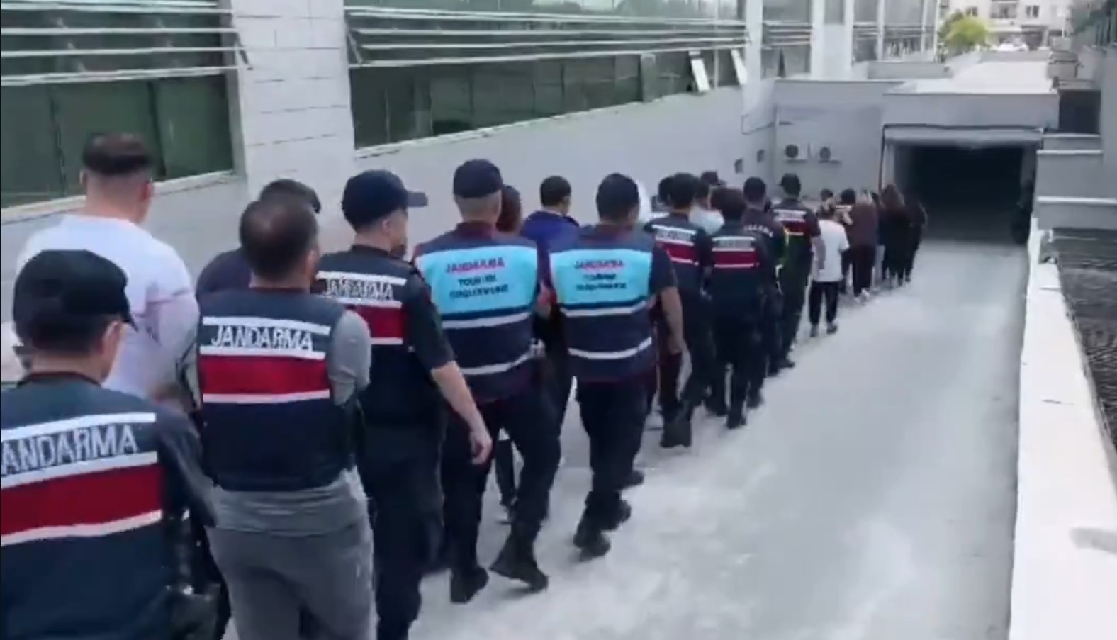 Şanlıurfa dahil 13 ilde dev operasyon! 65 şüpheli yakalandı