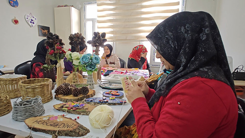 Urfa’da kadınlar geri dönüşümden para kazanıyor