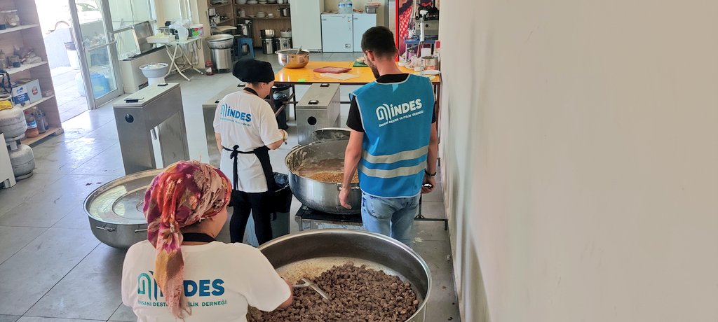 Hatay'da depremzelerin bu akşamki menüsü Urfa'dan!