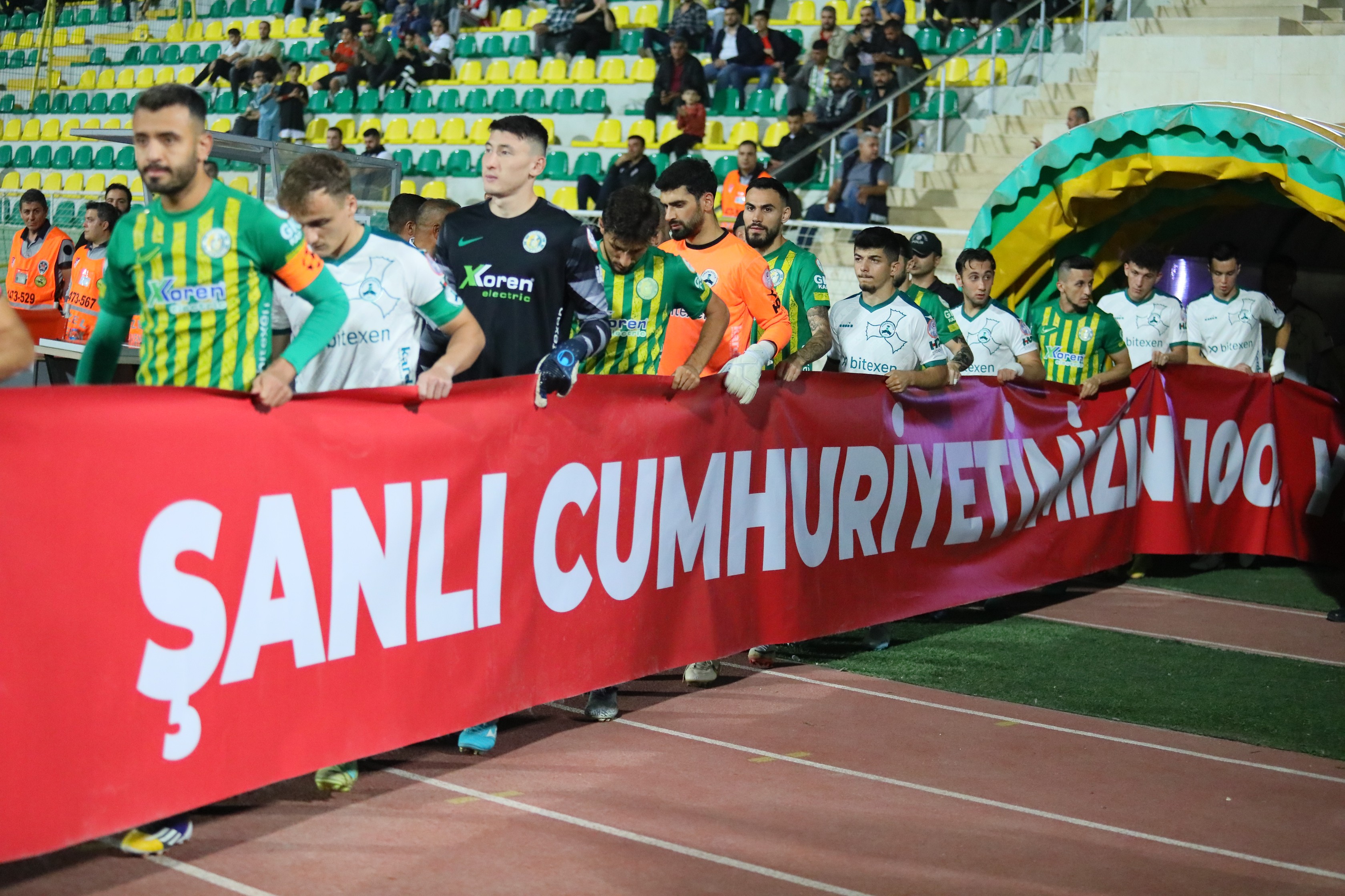 Şanlıurfaspor'dan "Şanlı Cumhuriyet" pankartı