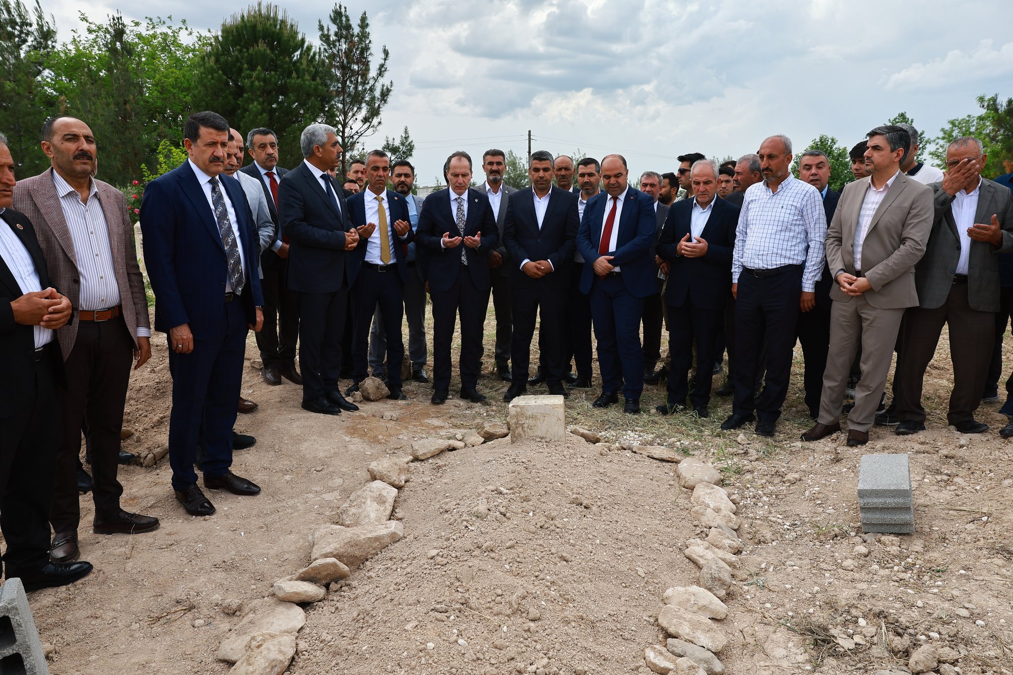 Fatih Erbakan’dan vefa! Kabrini ziyaret etti