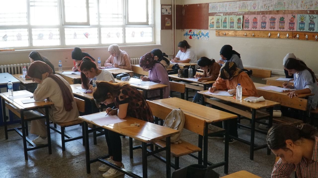 Haliliye'de üniversite sınavına hazırlanan gençlere ücretsiz deneme sınavı