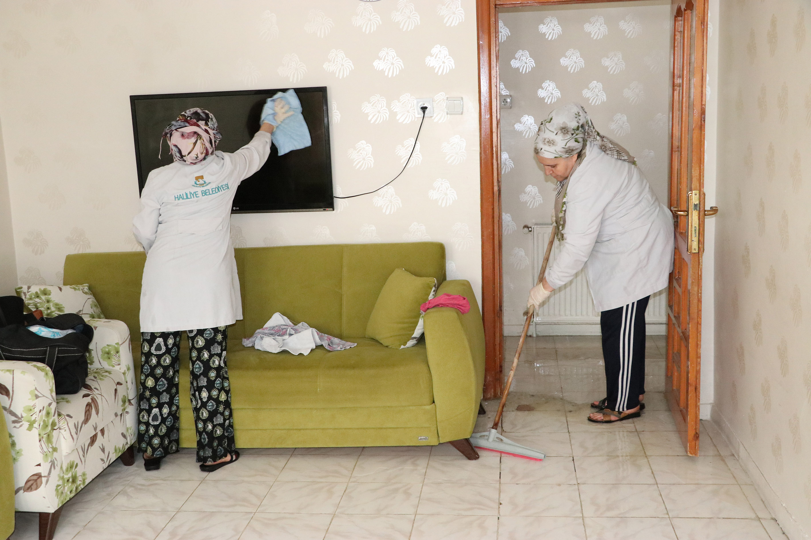 Haliliye’de yaşlıların hanelerinde dip bucak köşe temizliği