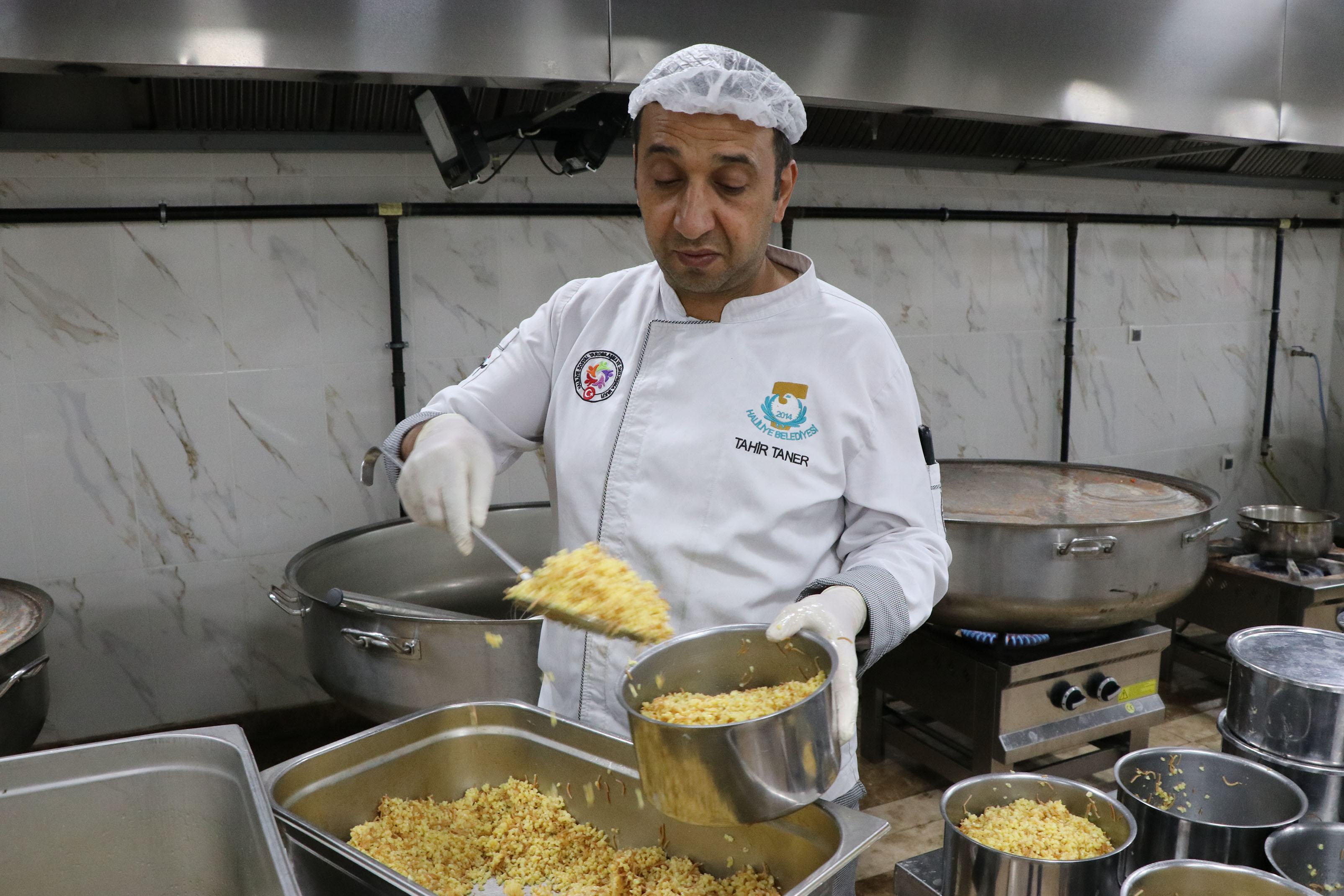 Urfa'da binlerce haneye yemek dağıtılıyor