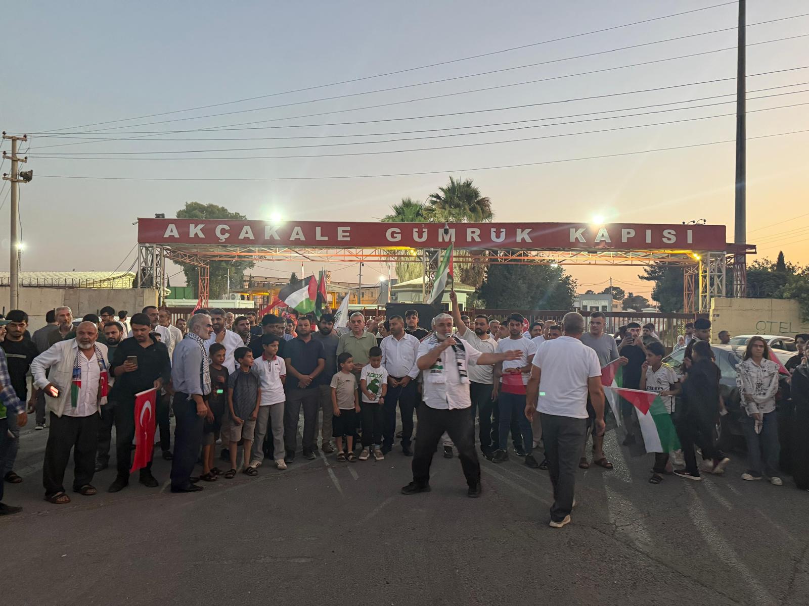 Şanlıurfalılar Gazze için Akçakale’ye akın etti! Onlarca araç…
