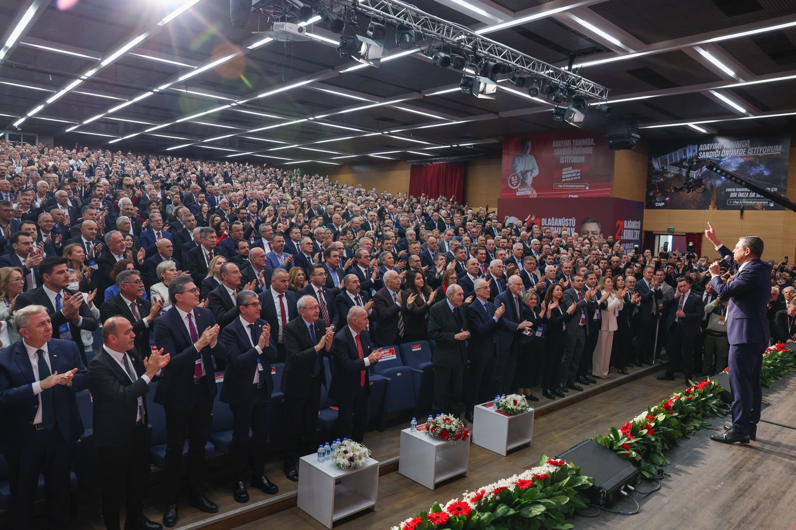 CHP’de Olağanüstü Kurultay: Özgür Özel tüm oyları alarak yeniden seçildi